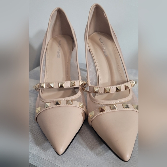 Marc Fisher Nude Pointed Toe With Mesh Sides And Gold Studs Heels Size 9M - Picture 2 of 7